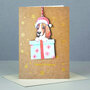 luxe kerstkaart met houten kerstboom hanger - merry christmas - hond en cadeau